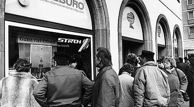 Ein Ansturm, der nie wieder kommt: DDR-Bürger 1990 vor dem Leipziger Reisebüros Stroh, das noch heute existiert.