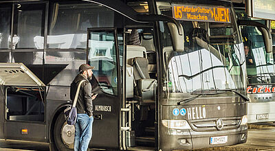 Wird von Flixbus übernommen: die ÖBB-Fernbustochter Hellö, hier ein Bus in München