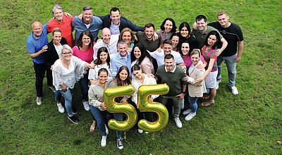 Das Team des Partyreisespezialisten Müller-Touristik feiert das 55-jährige Firmenjubiläum