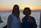 Genießen den Sonnenuntergang: Sandra Pfützenreuter (TUI Cruises, links) und Kathrin Scupin (Riu)