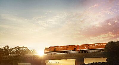 Mehr Reisen mit dem Luxuszug Rovos Rail im Südlichen Afrika bietet Ameropa in der nächsten Saison an Rovos Rail Zug Felder Gebirge blauer Himmel