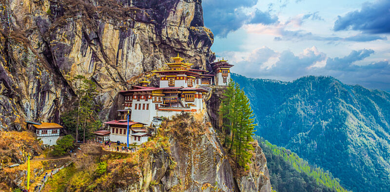 In der Bergwelt Bhutans, im Bild das Taktshang Kloster, gibt es bald ein Atmosphere-Hotel