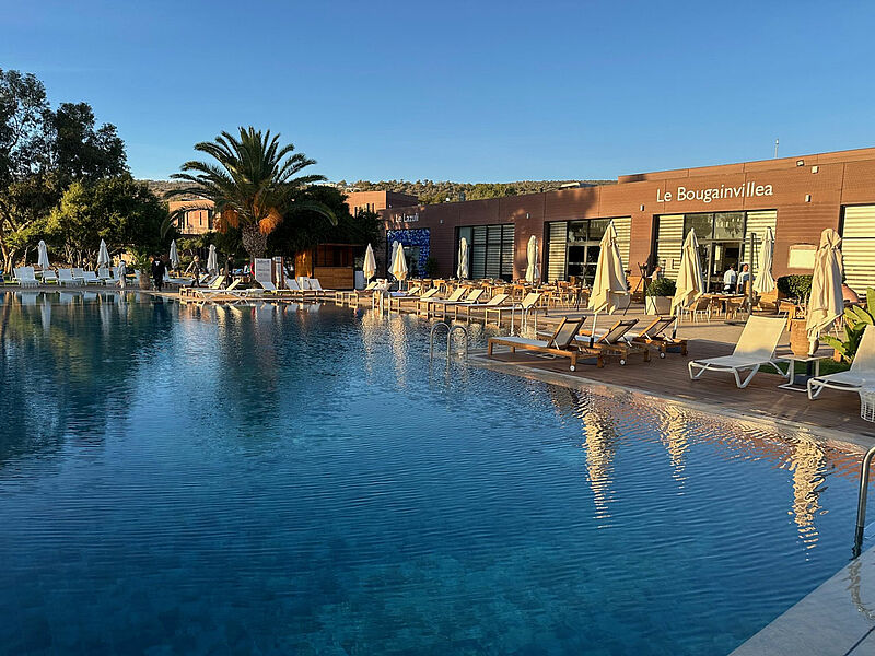 Das Radisson Blu Resort Taghazout Bay Surf Village ist eines von zahlreichen neu gebauten Luxushotels an der Bucht von Taghazout nördlich von Agadir