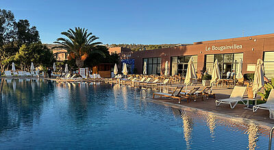 Das Radisson Blu Resort Taghazout Bay Surf Village ist eines von zahlreichen neu gebauten Luxushotels an der Bucht von Taghazout nördlich von Agadir