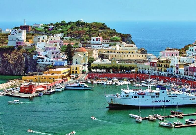 Mittelmeerziele – hier die italienische Insel Ponza – bescherten der Rewe Bausteintouristik ein Wachstum von fast 30 Prozent