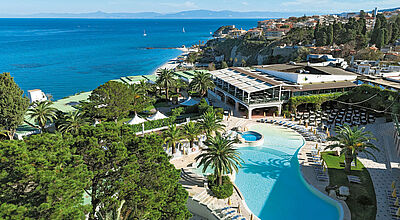 Hotel mit Pools und Meer