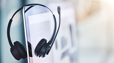 Noch immer ärgern sich viele Reisebüros, dass sie bei manchen Veranstaltern lange in der Warteschleife hängen