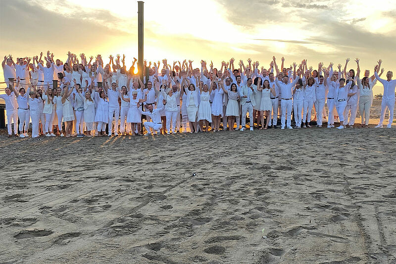 All in white: die Berater von Mein Urlaubsglück am Strand des Xanadu Resorts