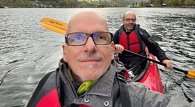 Kai Pardon, Gründer von Reisen mit Sinnen, mit Sven Köhne, dem Gründer von Contrastravel unterwegs in einem Fjord in Norwegen. Foto: privat
