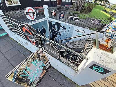 In einem ehemaligen „Stillen Örtchen“ hat sich das Isländische Punk-Museum niedergelassen In einem ehemaligen „Stillen Örtchen“ hat sich das Isländische Punk-Museum niedergelassen