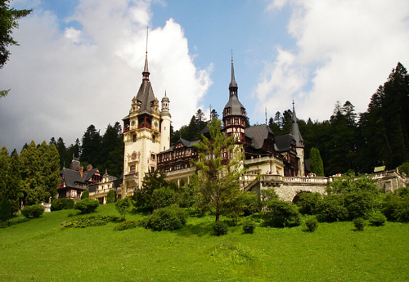 Beim Ferngespräch liefern die Dertour-Experten wichtige Verkaufsargumente für Rumänien-Reisen – hier das Schloss Peles