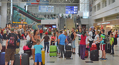 Flughafen Antalya: Gerade Urlauber mit türkischer Staatsangehörigkeit sind verunsichert wegen des Ausnahmezustandes