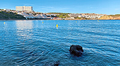 Die Hälfte der Zimmer hat Meerblick: Das Palladium Menorca steht auf einem Hügel in der Bucht von Arenal d'en Castel