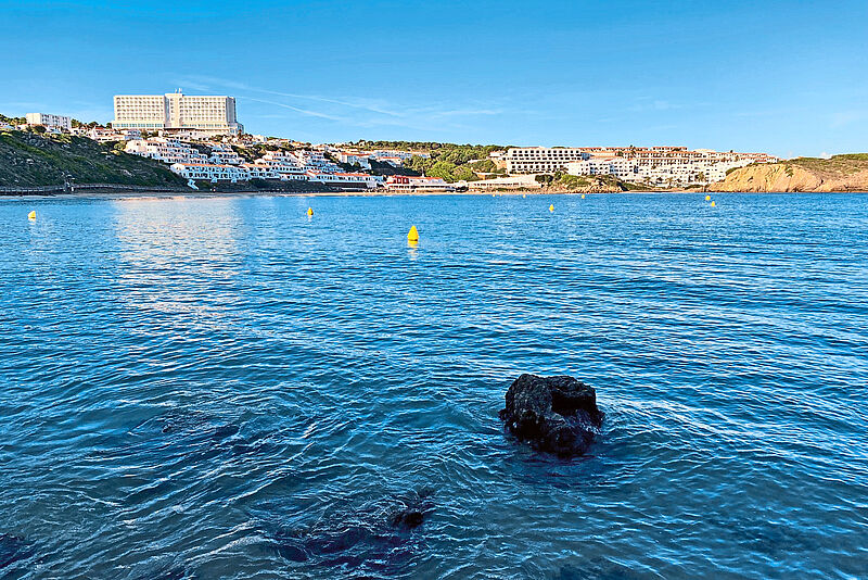 Die Hälfte der Zimmer hat Meerblick: Das Palladium Menorca steht auf einem Hügel in der Bucht von Arenal d'en Castel