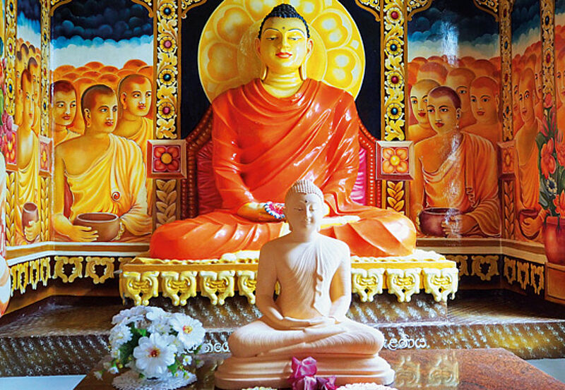 Heiligtümer des Alltags: Buddha-Tempel auf Nainativu und Tamilinnen vor dem Hindu-Tempel Kandaswamy Kovil in Jaffna