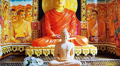 Heiligtümer des Alltags: Buddha-Tempel auf Nainativu und Tamilinnen vor dem Hindu-Tempel Kandaswamy Kovil in Jaffna