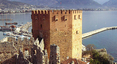 Die Burg von Alanya liegt direkt über der großen Bucht der Stadt an der östlichen Riviera