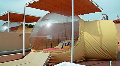 Ein Bubble-Zelt im Tent Capi Playa an der Playa de Palma