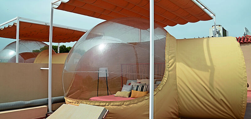 Ein Bubble-Zelt im Tent Capi Playa an der Playa de Palma