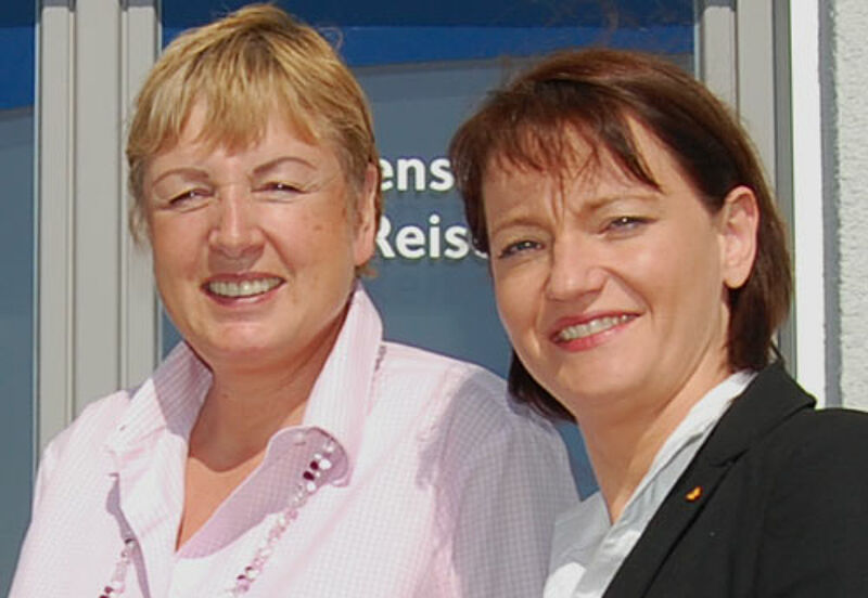 Sie leitet die Schmetterling-Kooperation: Anya Müller-Eckert (rechts) mit Reisebüro-Inhaberin Anne Bode in Wiesbaden-Nordenstadt