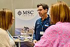 Jochen Schuberth von MSC im Gespräch mit zwei Frauen