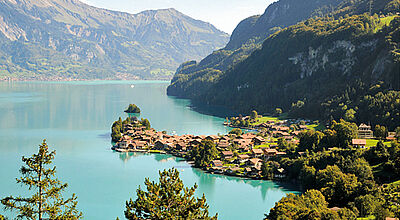 Blick auf die Gemeinde Iseltwald am Brienzer See