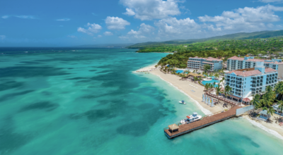 Luxuriöses Strandresort mit weißen Sandstränden, türkisblauem Meer und Palmen an der Nordküste Jamaikas – ideale Karibik-Destination für Badeurlaub, Wassersport und romantische Flitterwochen