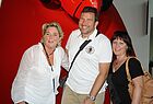 TVG-Manager Dirk Faßbender mit Klaudia Mathia vom Sonnenklar Reisebüro Paderborn (links) und Judith Pilz vom Sonnenklar Reisebüro Leipzig (rechts)