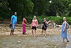 Auf dem Weg zum Rastafari Indigenous Village bei Montego Bay muss man einen kleinen Fluss zu Fuß durchqueren