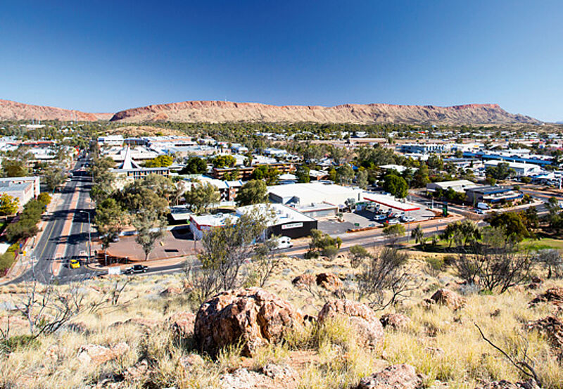 Blick vom Anzac Hill auf Alice Springs, das von Mac-Donnell-Bergen eingerahmt ist