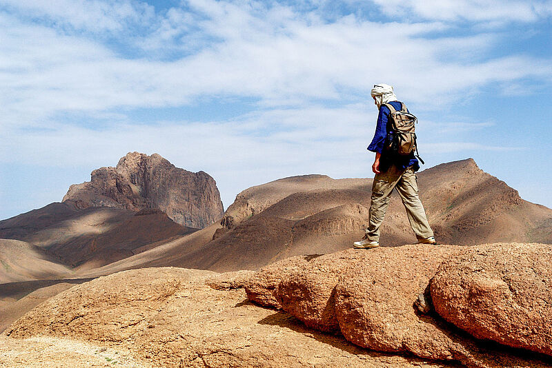 Wanderer erkundet bei einem Wüstentrekking das Hoggar-Gebirge in Algerien