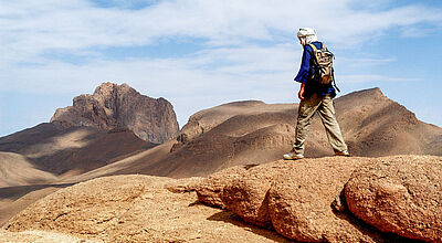 Wanderer erkundet bei einem Wüstentrekking das Hoggar-Gebirge in Algerien
