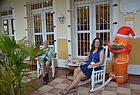 Typisch für Kuba ist der Schaukelstuhl (kubanisch Balance) auf der Terrasse, hier Anja Blaschke (Galeria Reisen l.) und Anett Herrmann (KM Reisen) 