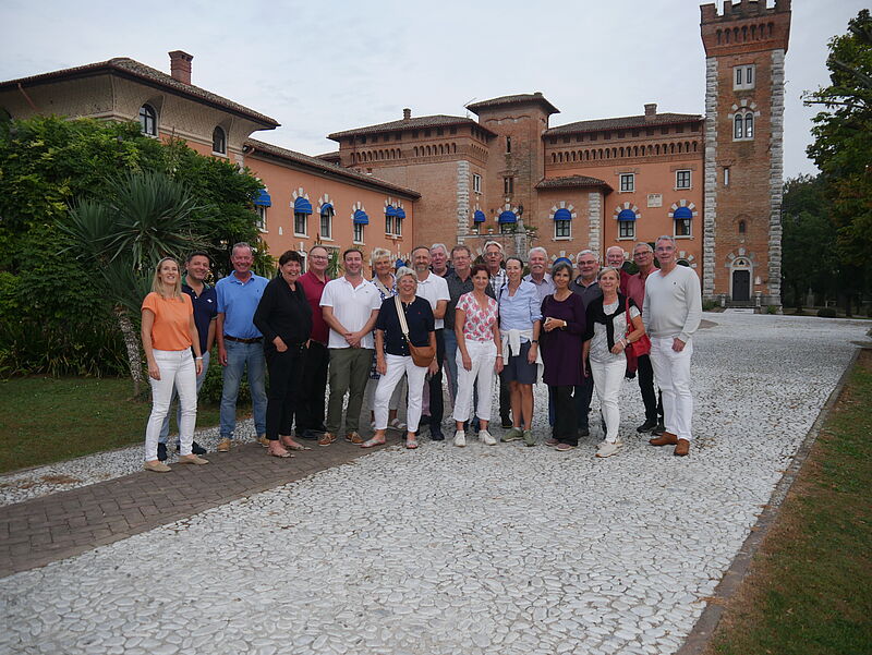 Die Teilnehmer des Deutschen Touristiker Golfcups vor dem Castello di Spessa Resort