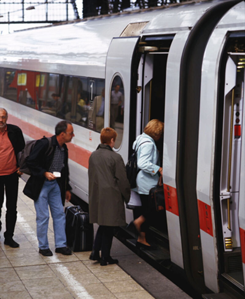 Kommt der Zug zu spät, bekommen die Reisenden künftig mehr Geld zurück.