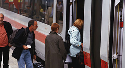 Kommt der Zug zu spät, bekommen die Reisenden künftig mehr Geld zurück.
