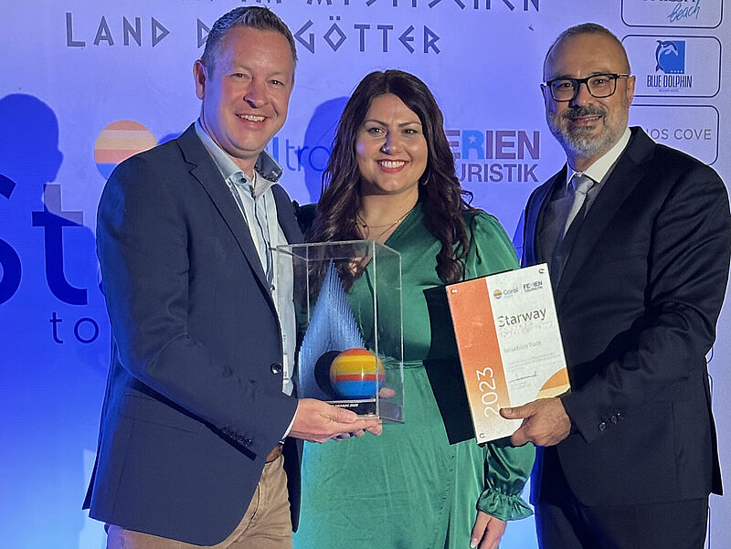 Christoph Peters nahm für das Reisebüro Poot im Emmerich den Pokal für das umsatzstärkste Coral-Büro in Deutschland entgegen. Gratulanten waren die Leiterin des Top-Partner-Service Kleopatra Patsiaoura und Deutschland-Chef Koray Cavdir. Foto: mg