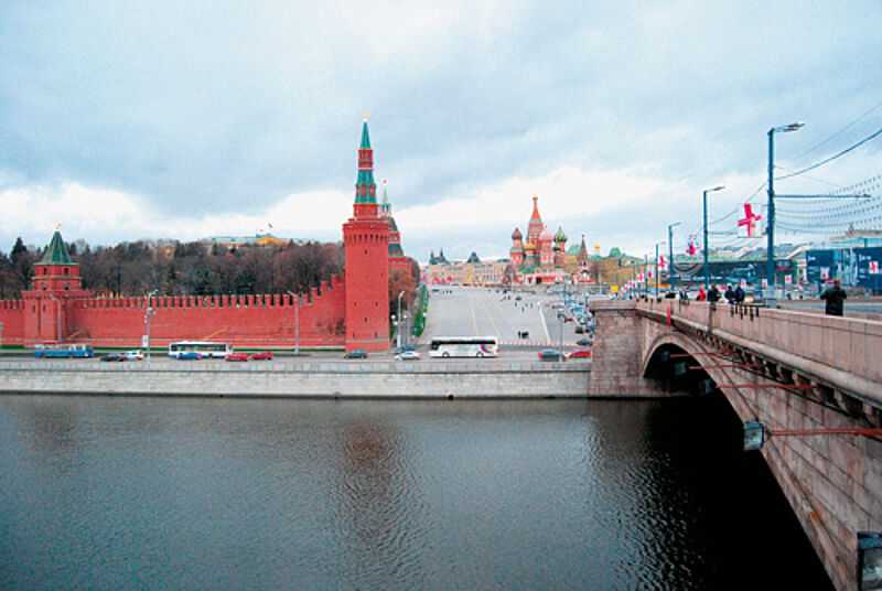Vorherrschende Farben in Moskau: Rot (im Bild der Rote Platz mit der Kreml-Mauer)?...