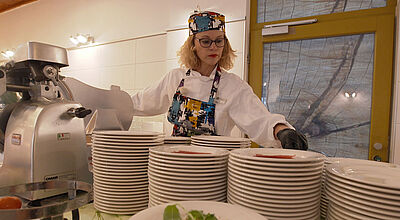 Aldiana-Chefin Stefanie Brandes arbeitet in der Aldiana-Küche