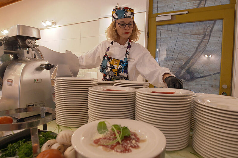 Aldiana-Chefin Stefanie Brandes arbeitet in der Aldiana-Küche