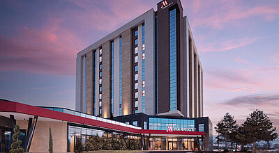 Ein hoch in den Abendhimmel aufragendes modernes Hotel