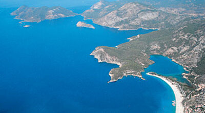 Über die Bucht von Ölüdeniz hinweg führt die Paragliding-Tour.