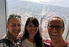 Take-Off-Chef Kurt Koch (links) mit Reiseberaterin Karin Braunsteiner und Matthias Gürtler von touristik aktuell auf dem Burj Khalifa