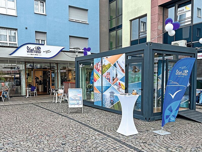 Eine Aida-Showkabine vor einem Reisebüro