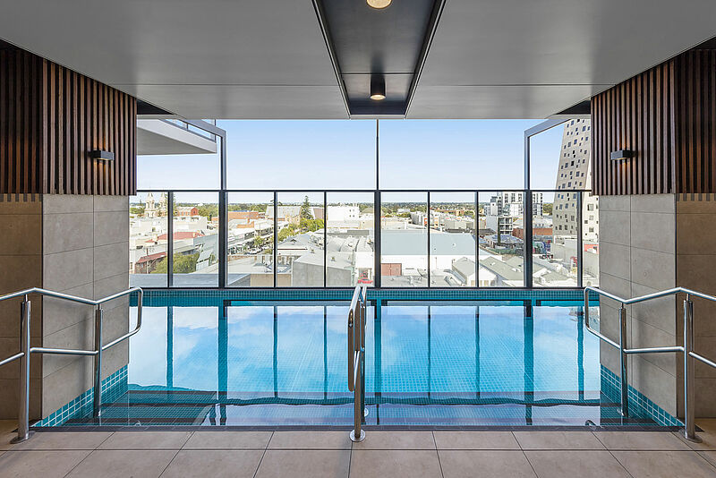 Schwimmen und Schauen im Indoorpool des Avani Melbourne Box Hill Residences