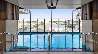 Schwimmen und Schauen im Indoorpool des Avani Melbourne Box Hill Residences
