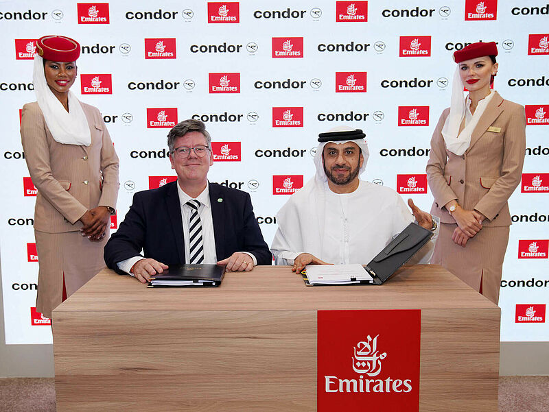 Jens Boyd, Commercial Director bei Condor, und Adnan Kazim, Chief Commercial Officer bei Emirates, bei der Unterzeichnung des Interline-Abkommens. Foto: Condor