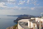 Auf Santorin wird auch Wein angebaut, hier die Terrasse der Kooperative Santo Wines