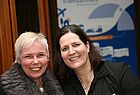 Siegte in der Kategorie "Bester Reisebüro-Service Kreuzfahrtanbieter": Andrea Kunze von TUI Cruises (rechts), hier mit Claudia Beckord (TAS)
