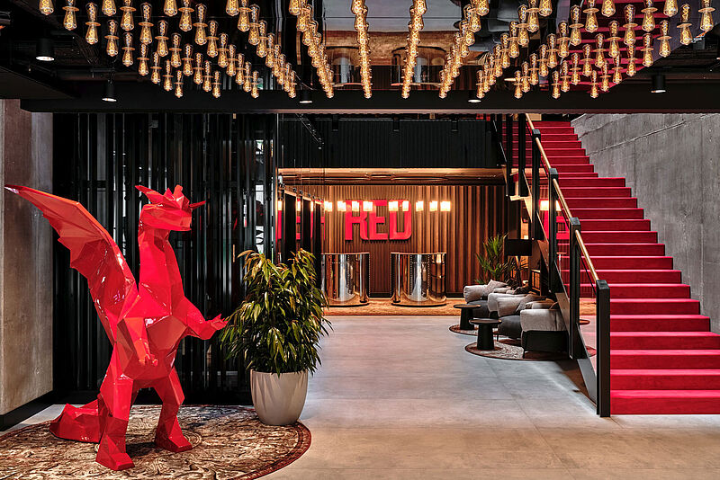 Der Name ist Programm: der Eingangsbereich des Radisson Red in Krakau